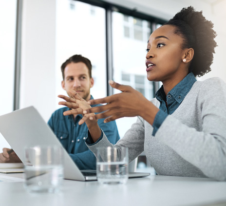 Homem e mulher em uma reunião 