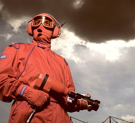 Piloto de corrida pousando para foto