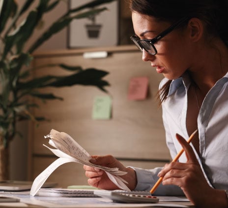 Contabilista feminina calculando contas de impostos enquanto trabalhava em finanças no escritório