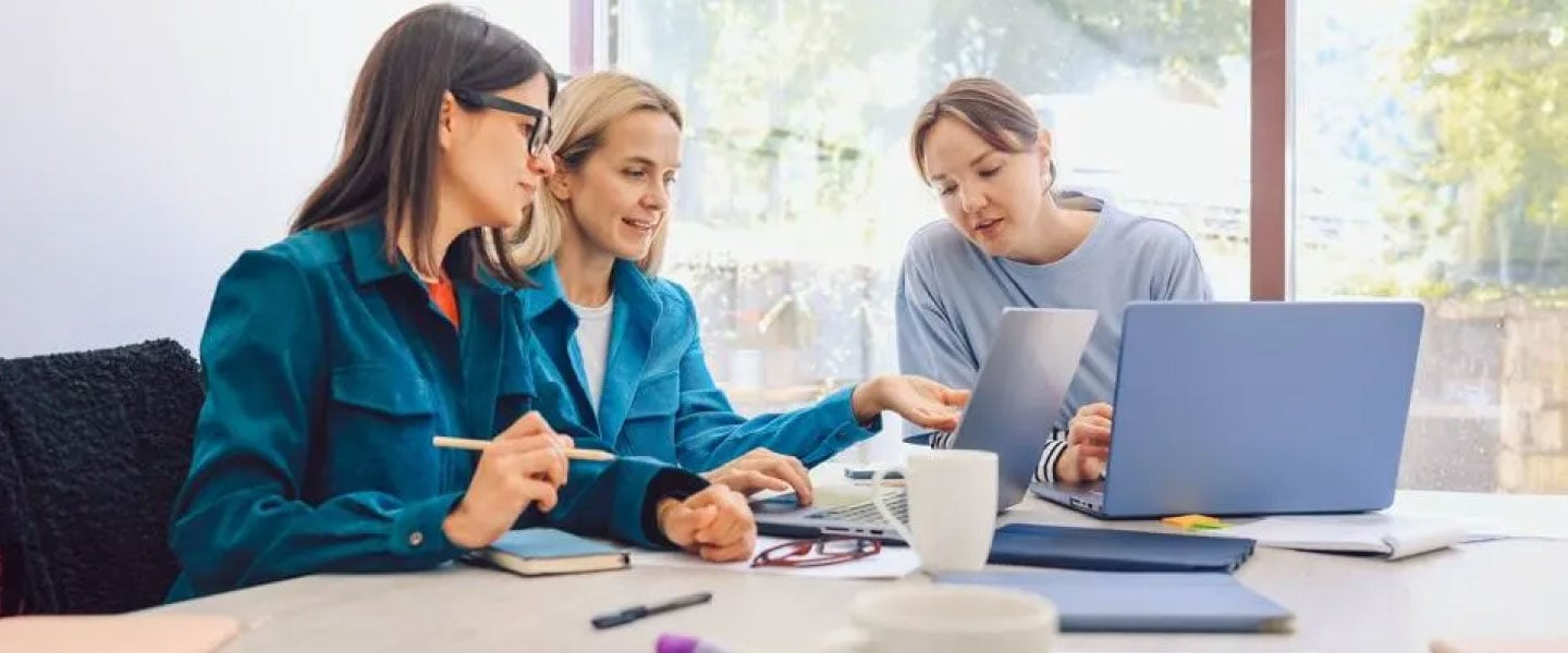 equipe feminina resolvendo dilemas