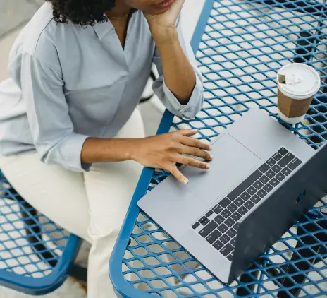 mulher negra no computador