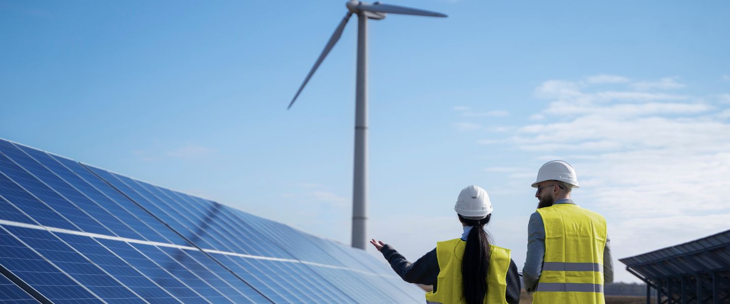 profissionais em um campo de energia solar