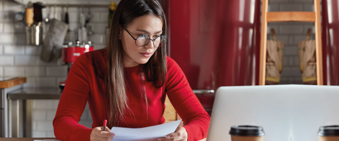 trabalhador freelance ocupado lê dados de informação em papéis