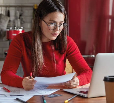 trabalhador freelance ocupado lê dados de informação em papéis