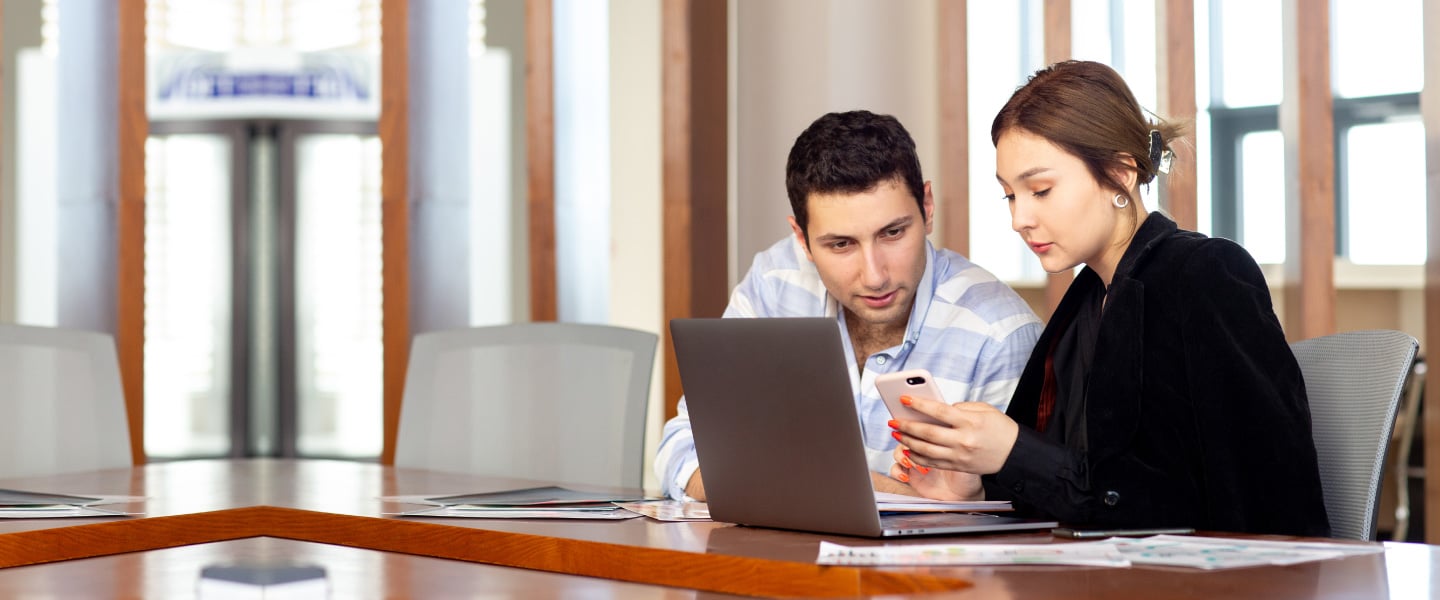 Jovens funcionários analisando computador